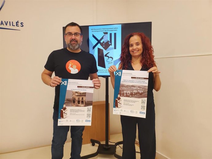 La concejala de Memoria Democrática, Ana Solís, el director de la Fundación Juan Muñiz Zapico, Toño Huerta,