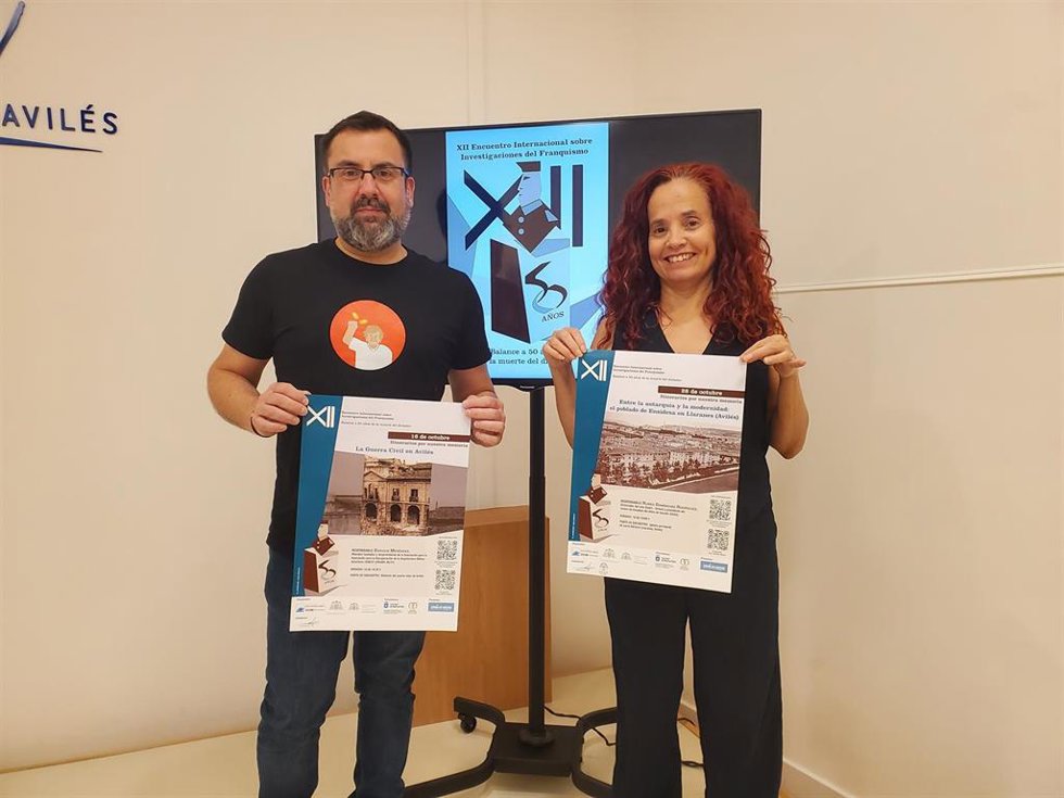 La concejala de Memoria Democrática, Ana Solís, el director de la Fundación Juan Muñiz Zapico, Toño Huerta,