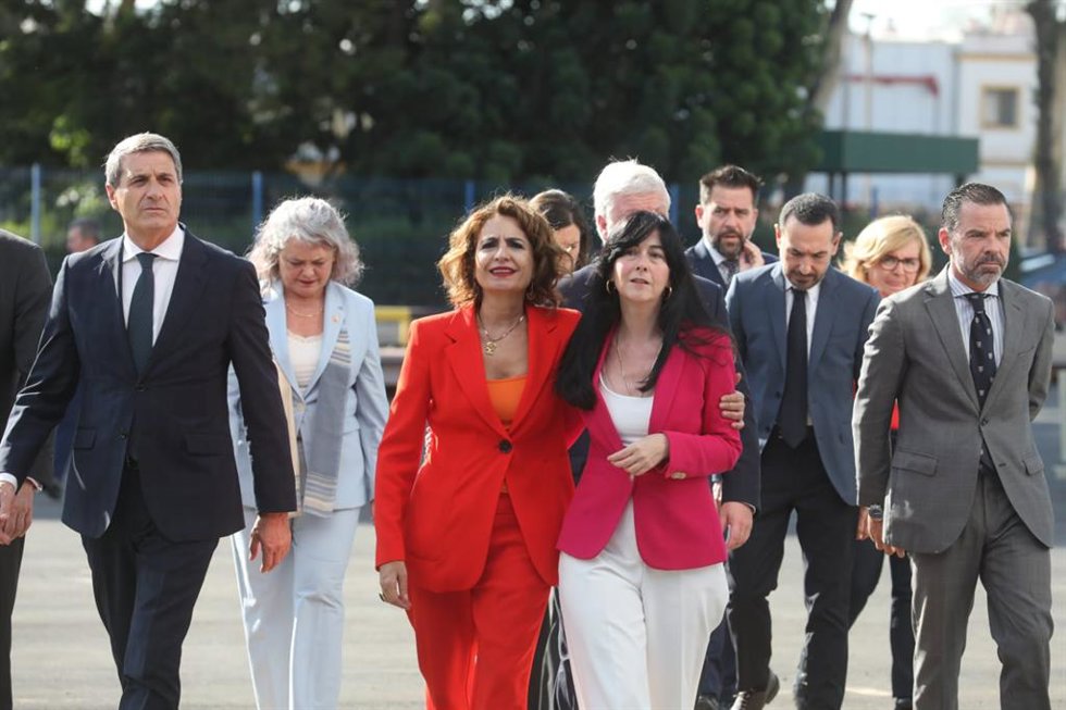 la vicepresidenta primera del Gobierno y ministra de Hacienda, María Jesús Montero (3i), visita las instalaciones del Navantia COEX Naval Systems. A 10 de octubre de 2025 en San Fernando, Cádiz (Andalucía, España). la vicepresidenta primera del Gobierno