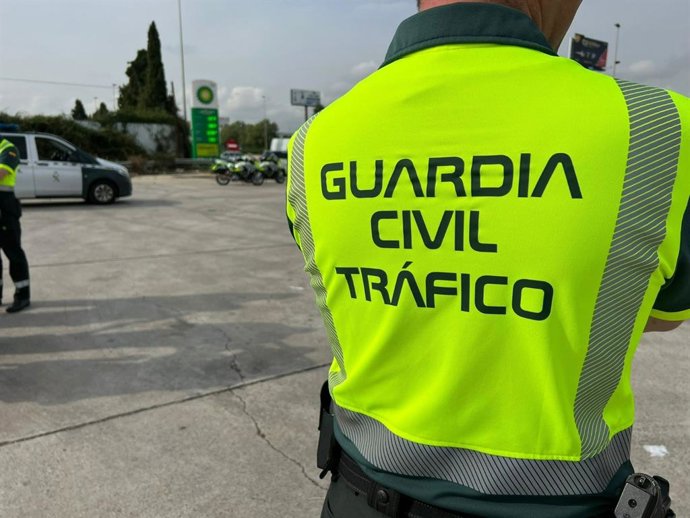 Archivo - Agente de la Guardia Civil de Tráfico en Imagen de archivo.