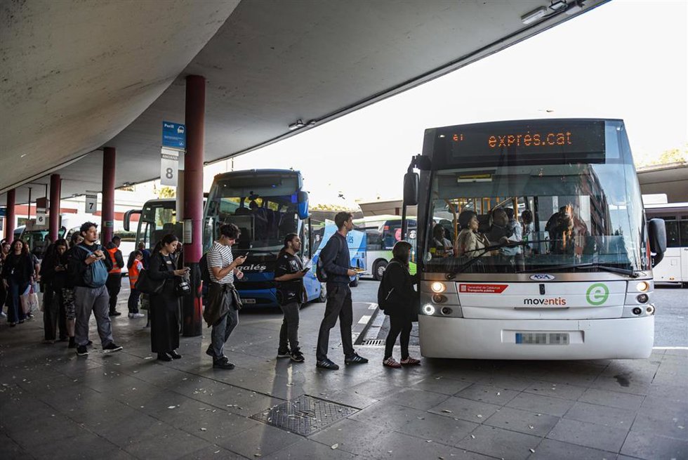 Varias personas esperan autobuses alternativos al macrocorte en la línea R3 de Rodalies.