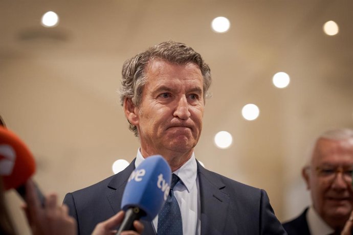 O Presidente do Partido Popular, Alberto Núñez Feijóo, fala com a mídia em sua chegada à sessão de encerramento da conferência do Partido Popular "Iniciativa Legislativa do Senado no Estado de Direito. O bloqueio de projetos de lei do Senado no Senado esp