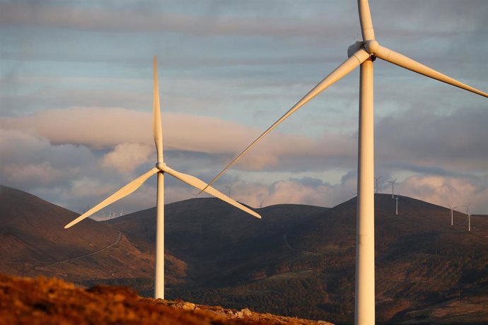 Archivo - Arquivo - Un parque eólico, a 28 de marzo de 2025, en Muras, Lugo, Galicia (España). O Tribunal Supremo ditou unha sentenza que despexa o futuro de moitos proxectos da industria eólica en Galicia. O feito de que dous ou máis instalacións de parq