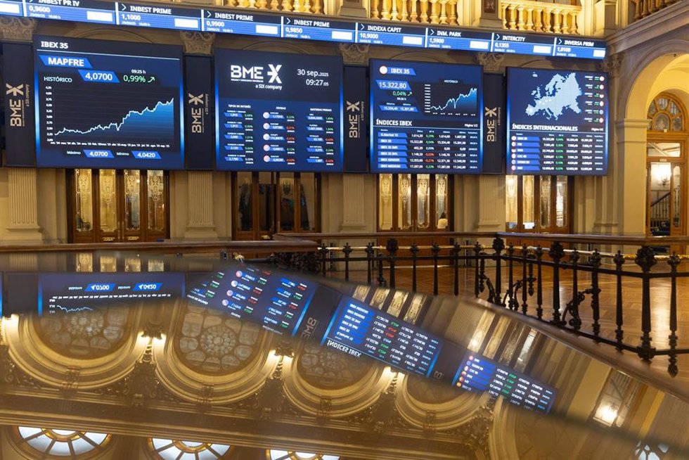 Paneles digitales en el Palacio de la Bolsa de Madrid, a 30 de septiembre de 2025, en Madrid (España). 