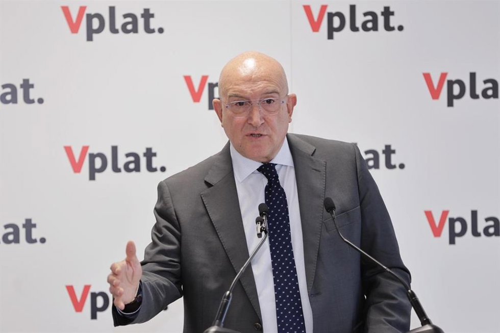 Carnero, durante su visita al VPLAT de Vodafone.