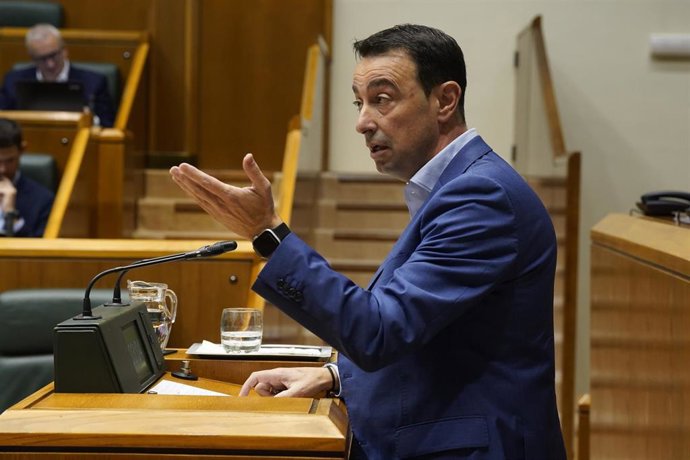 Archivo - El vicelehendakari y consejero de Economía, Trabajo y Empleo, Mikel Torres