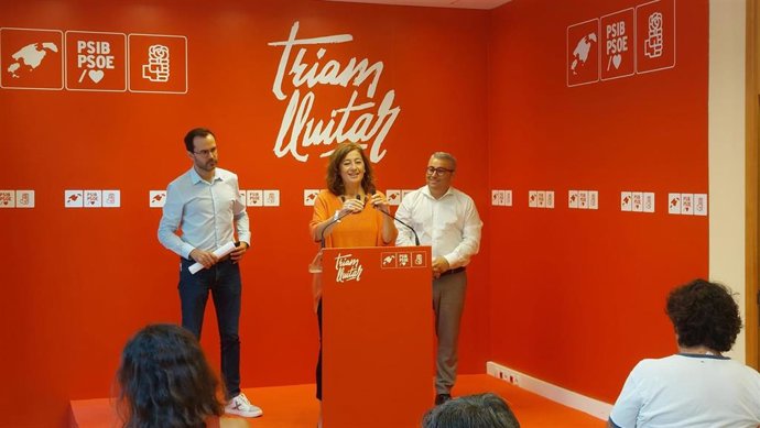 De izquierda a derecha, el alcalde de Maó, Héctor Porns, la secretaria general del PSIB, Francina Armengol, y el alcalde de Inca, Virgilio Moreno, en rueda de prensa.