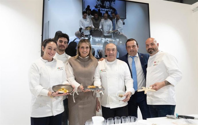 Marta Barrachina y el diputado de Turismo, Andrés Martínez, junto a chefs Estrella Michelin