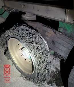 Estado de la rueda del camión interceptado en Santesteban.