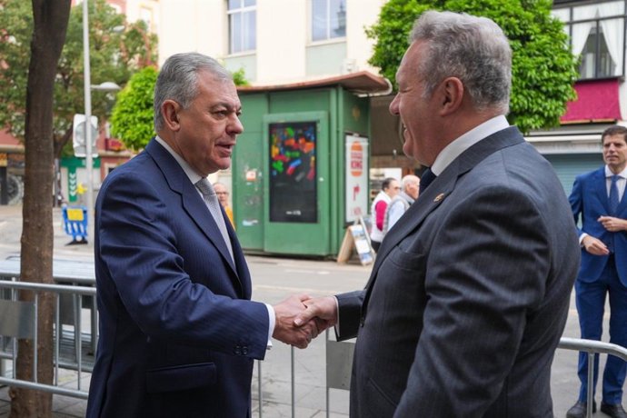 El alcalde de Sevilla, José Luis Sanz, junto con el hermano mayor de la Hermandad de la Estrella, Carlos Martín.