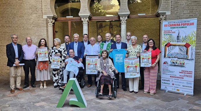Foto de familia tras la presentación, en la Delegación del Gobierno andaluz en Sevilla, de la XII Carrera 'Muévete por la Esclerosis Múltiple', que se celebrará en el Parque del Alamillo.