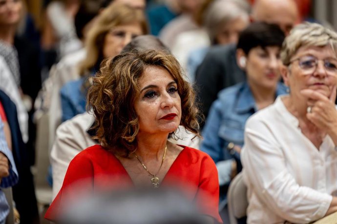 La vicepresidenta primera y ministra de Hacienda, María Jesús Montero (c), durante la presentación del libro 'Tomar partido', de Mariola Urrea, en el Ateneo de Madrid, a 8 de octubre de 2025, en Madrid (España). (Foto de archivo).