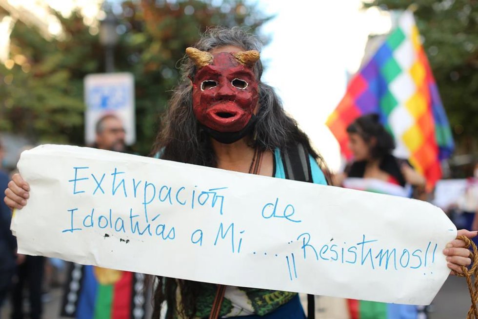 Archivo - Una mujer con una máscara participa en una manifestación contra el Día de la Hispanidad, a 12 de octubre de 2021, en Madrid