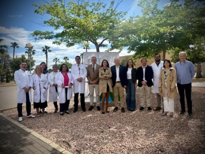 Representantes institucionales y profesionales sanitarios en la zona donde se ampliará el Hospital La Inmaculada de Huércal-Overa (Almería).