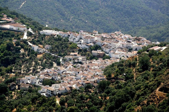 El presidente de la Diputación de Málaga, Francisco Salado, subraya el compromiso de la Diputación por fomentar el uso de energías limpias, como ya se está haciendo en la Sierra de las Nieves y como también se hará en municipios de la Serranía de Ronda.