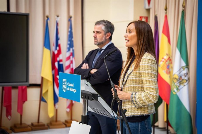 La portavoz del equipo de Gobierno, Elisa Pérez de Siles, y el concejal delegado de Economía, Hacienda, Carlos Conde, en rueda de prensa posterior a la junta de gobierno local
