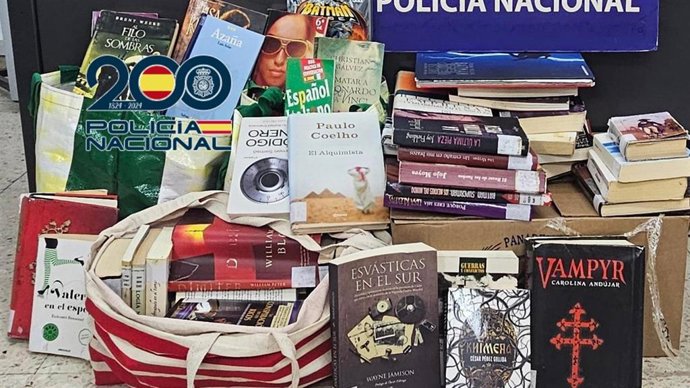 Libros recuperados por la Policía tras ser robados de la Biblioteca Municipal de El Puerto de Santa María para ser vendidos por internet