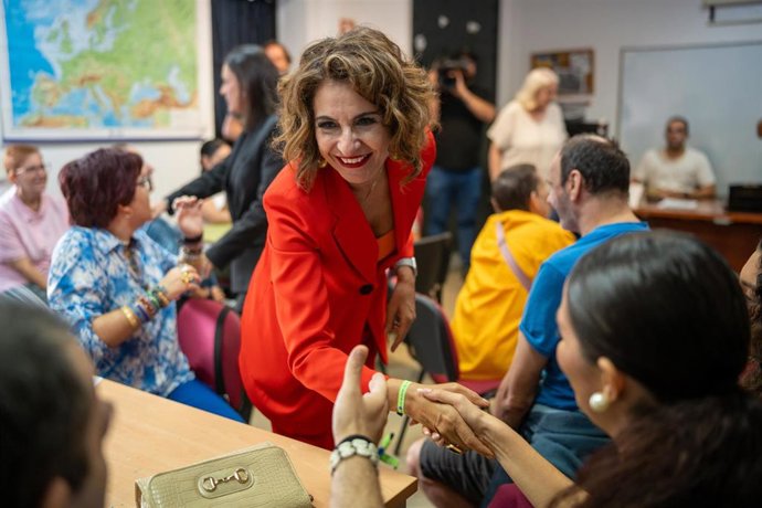 La secretaria general del PSOE-A. María Jesús Montero, visita las instalaciones de la asociación Afemen en San Fernando (Cádiz).