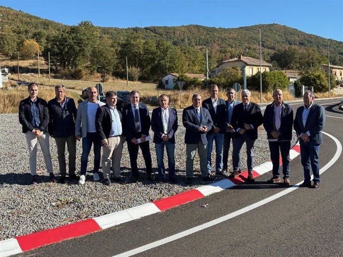 Un momento de la visita a las mejoras en la CL-626 en La Robla.