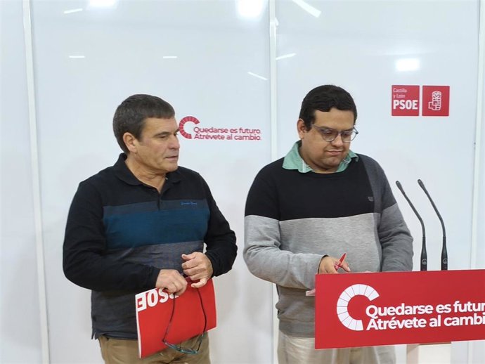 El secretario general de Sanidad y portavoz en las Cortes del PSOE de Castilla y León, Jesús Puente, a la izquierda, junto al secretario de sanidad de Juventudes Socialstas, Camilo Cajamarca.