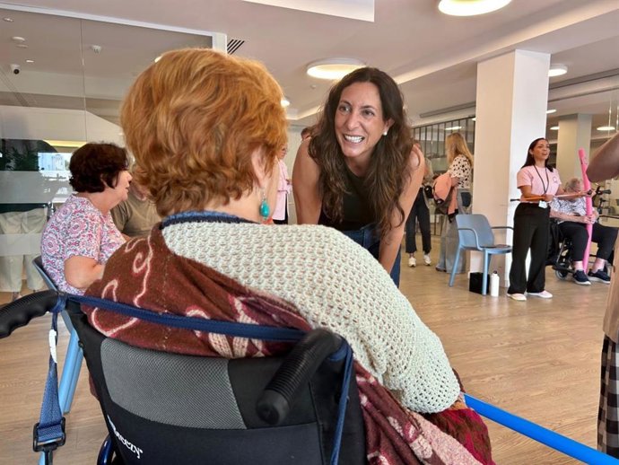La consejera de Inclusión Social, Juventud, Familias, Igualdad, Loles López, en el centro para personas mayores María Auxiliadora de Almuñécar