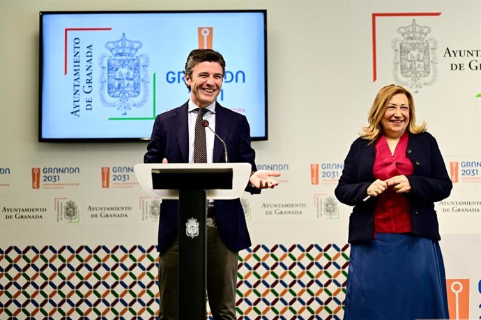 Archivo - Los concejales de Presidencia y de Economía de Granada, Jorge Saavedra y Rosario Pallarés, en imagen de archivo