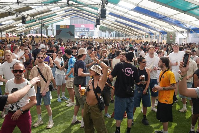 Archivo - Decenas de personas durante el Sónar 2025