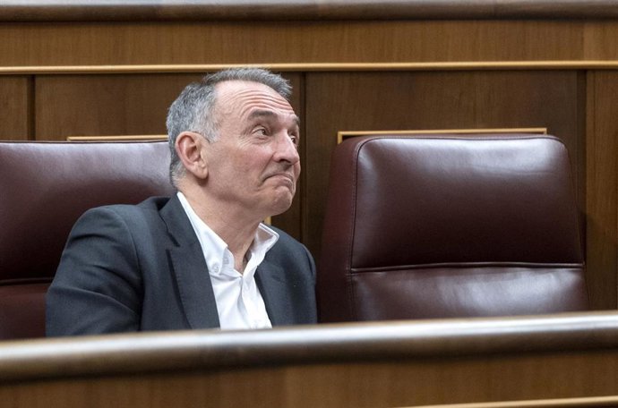 Archivo - El diputado de Sumar Enrique Santiago, durante una sesión plenaria en el Congreso.