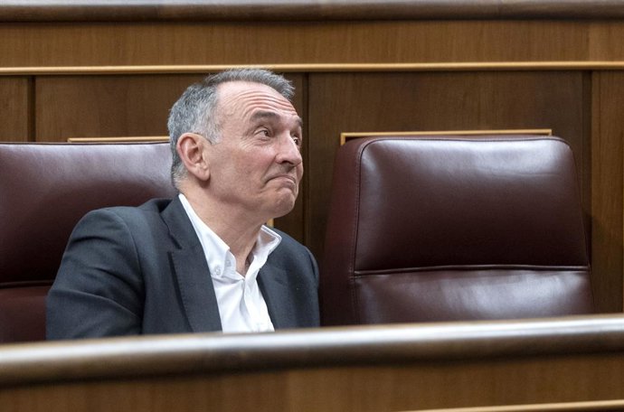 Archivo - El diputado de Sumar Enrique Santiago, durante una sesión plenaria, en el Congreso de los Diputados, a 18 de febrero de 2025, en Madrid (España). Durante el pleno, los diputados debaten la toma en consideración de una proposición de ley sobre la