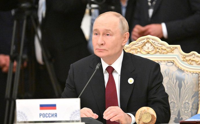 HANDOUT - 10 de outubro de 2025, Tajiquistão, Dushanbe: O presidente russo Vladimir Putin participa de uma reunião do Conselho de Chefes de Estado da CEI no Palácio da Nação em Dushanbe. Foto: -/Kremlin/dpa - ATENÇÃO: uso editorial apenas e somente se o c