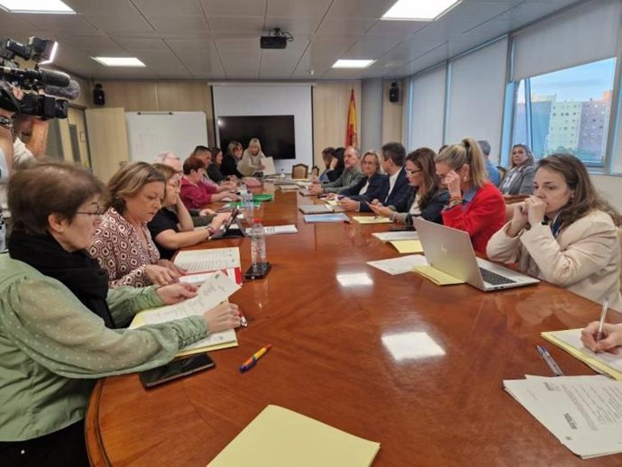 La gerente del Salud, Ana Castillo, y el director de Recursos Humanos, Pablo Sánchez, antes de comenzar la Mesa Sectorial de Sanidad.