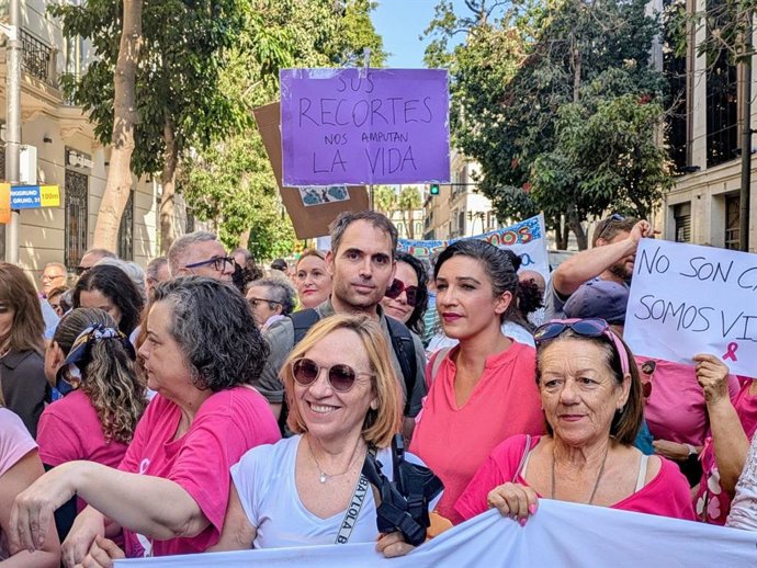 El coordinador de IU Andalucía y diputado en el Congreso, Toni Valero, junto a la coordinadora provincial de IU Málaga, Toni Morillas en la concentración tras los fallos en cribado del cáncer de mama