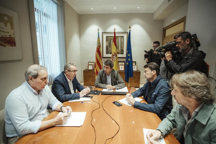 El 'president' de la Generalitat, Carlos Mazón (c), mantiene una reunión telemática con consellers, con el presidente de la Diputación de Alicante, Toni Pérez, y el alcalde de Alicante, Luis Barcala, por la dana Alice en la sede del Consell en Alicante