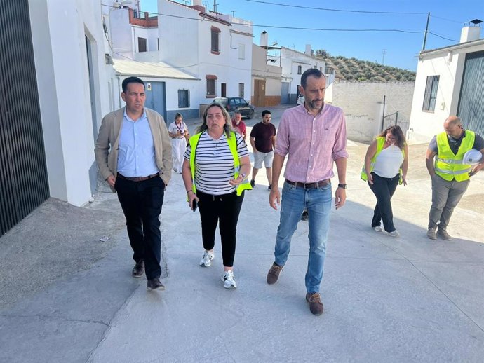 El diputado de Servicios Públicos Supramunicipales, Gonzalo Domínguez, visita Pruna para ver los trabajos de saneamiento.