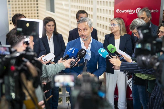 El vicesecretario de Hacienda, Vivienda e Infraestructuras del PP, Juan Bravo, en Santiago de Compostela.