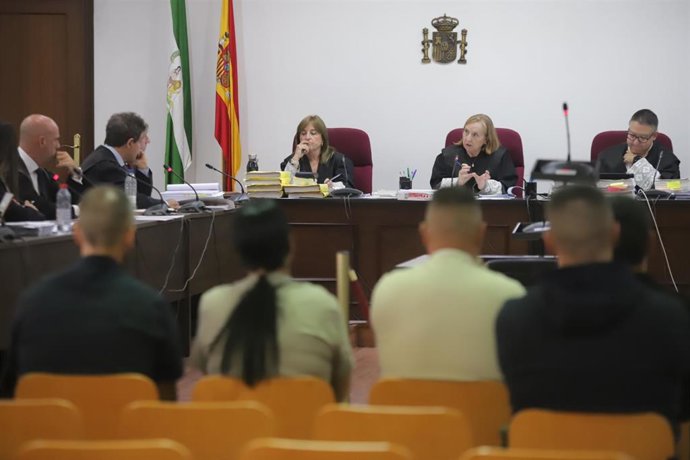 Los acusados y el tribunal del juicio por el hundimiento del pesquero Rúa Mar en una de las sesiones celebradas en Algeciras. 