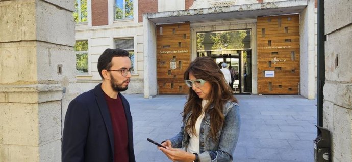 El coordinador de Podemos Castilla y León, Miguel Ángel Llamas, atiende a los medios para anunciar una reclamación ante la Oficina Independiente de Regulación y Supervisión de la Contratación por las "privatizaciones en la Comunidad"