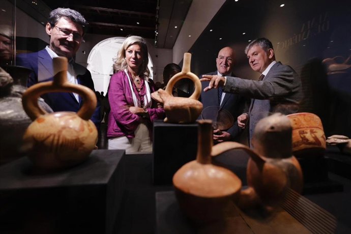 El presidente de la Fundación Obra Pía de los Pizarro, Hernando de Orellana-Pizarro;  la concejala de Educación y Cultura, Irene Carvajal; el alcalde de Valladolid, Jesús Julio Carnero; y el comisario, Roberto Pérez Traspalacios.