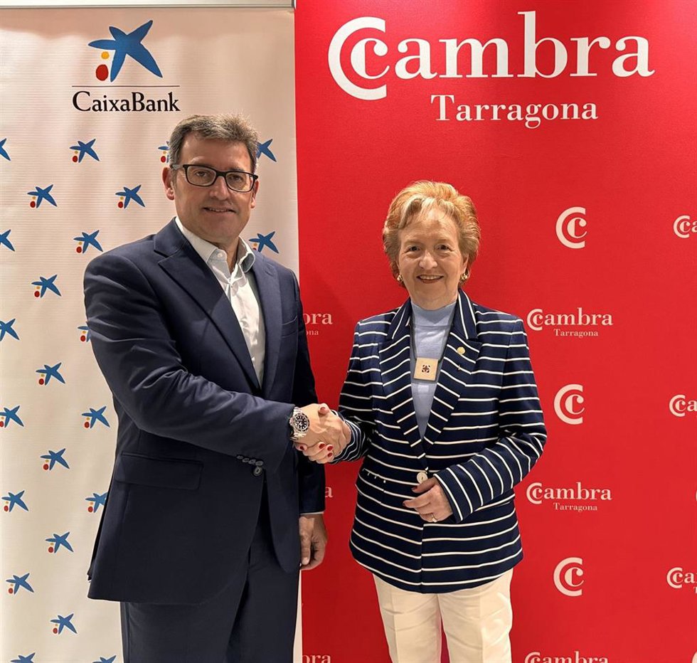 El director territorial de CaixaBank en Catalunya, Josep Maria González, y la presidenta de la Cámara de Tarragona, Laura Roigé.