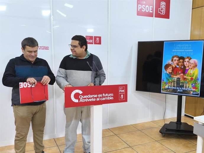 El secretario de Sanidad y portavoz en las Cortes del PSOE, Jesús Puente, (i) y el secretario de Salud Mental y Sanidad de Juventudes Socialistas en Castilla y León, Camilo Cajamarca (d).