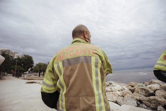 Un bombero durante tareas de vigilancia por la dana Alice en la ciudad de Alicante