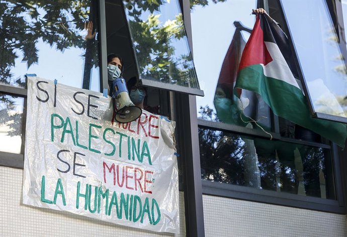 Archivo - Arxiu - Estudiants de la UV es tanquen dins de la Facultat de Filosofia i Ciències de l'Educació en imatge d'arxiu