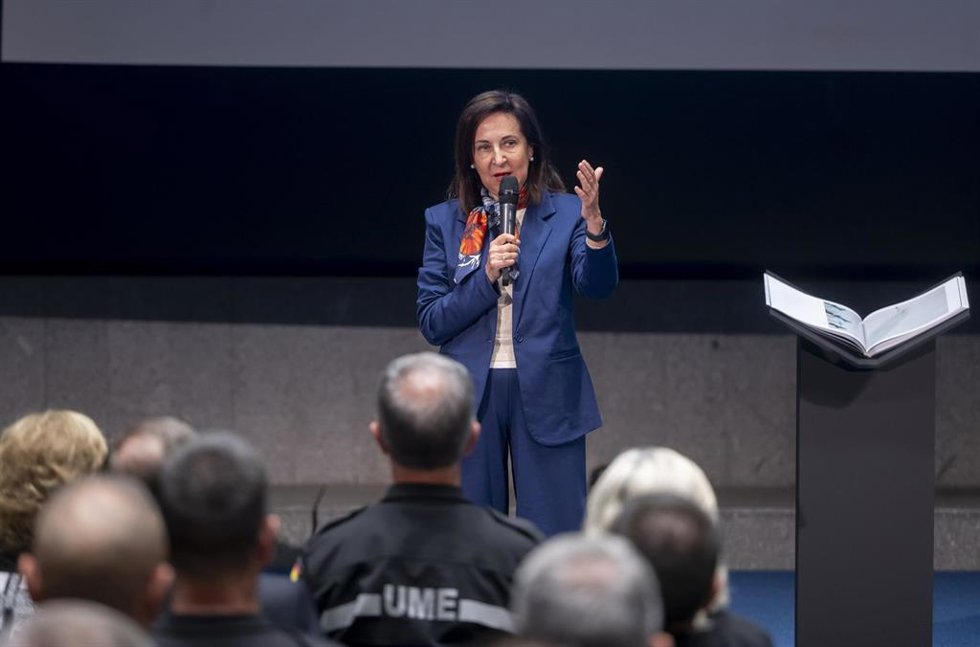 La ministra de Defensa, Margarita Robles, interviene durante la presentación del libro y exposición fotográfica 'Invencibles - XX Aniversario UME', en la Fábrica Nacional de Moneda y Timbre, a 10 de octubre de 2025, en Madrid (España).