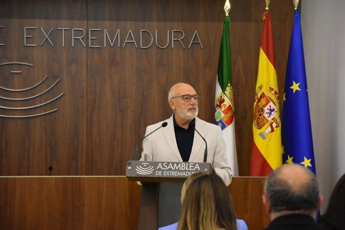 El presidente de Feafes Salud Mental Extremadura, Antonio Lozano, interviene en el acto institucional celebrado este viernes en la Asamblea de Extremadura por el Día Mundial de la Salud Mental