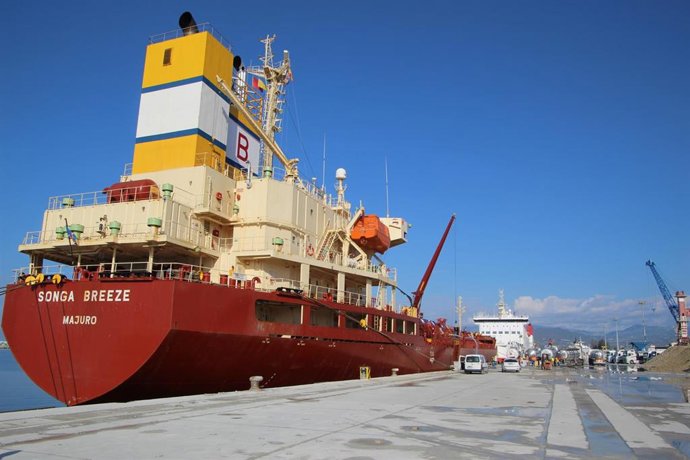 Barco de mercancías en el Puerto de Motril (Granada)