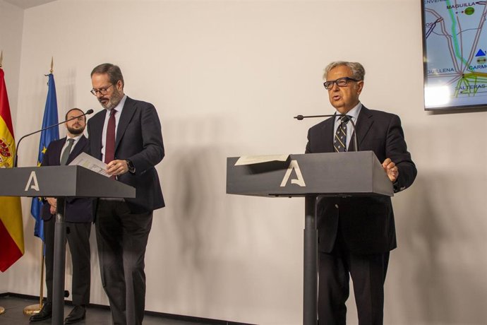 El presidente de la Diputación, Salvador Fuentes (dcha.), y el delegado del Gobierno andaluz en Córdoba, Adolfo Molina, en rueda de prensa.
