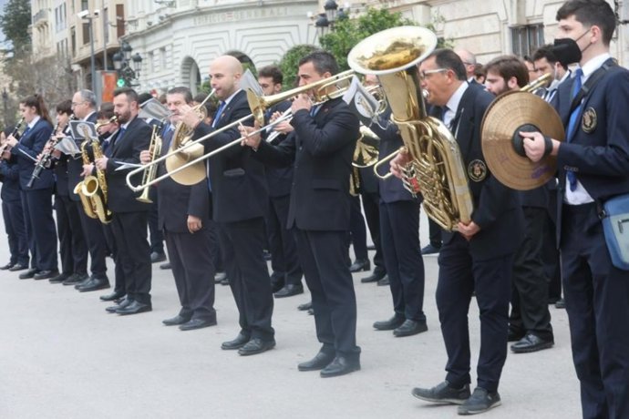 Archivo - Imagen de músicos en la plaza del Ayuntamiento de València. 