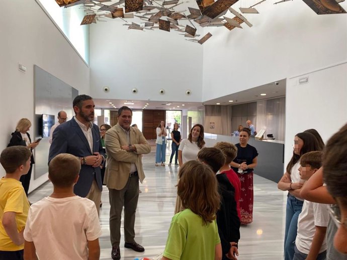 Los delegados territoriales de Cultura y Deporte, Juan José Alonso, y de Desarrollo Educativo y FP, Francisco Alonso, durante la visita al Museo Arqueológico de Almería junto a alumnos del CEIP Nuestra Señora de Gádor de Berja (Almería).