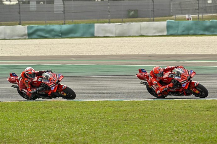 Archivo - El piloto italiano Michele Pirro (Ducati) y el español Marc Márquez (Ducati), en el test de pretemporada 20 celebrado en el circuito de Sepang (Malasia).