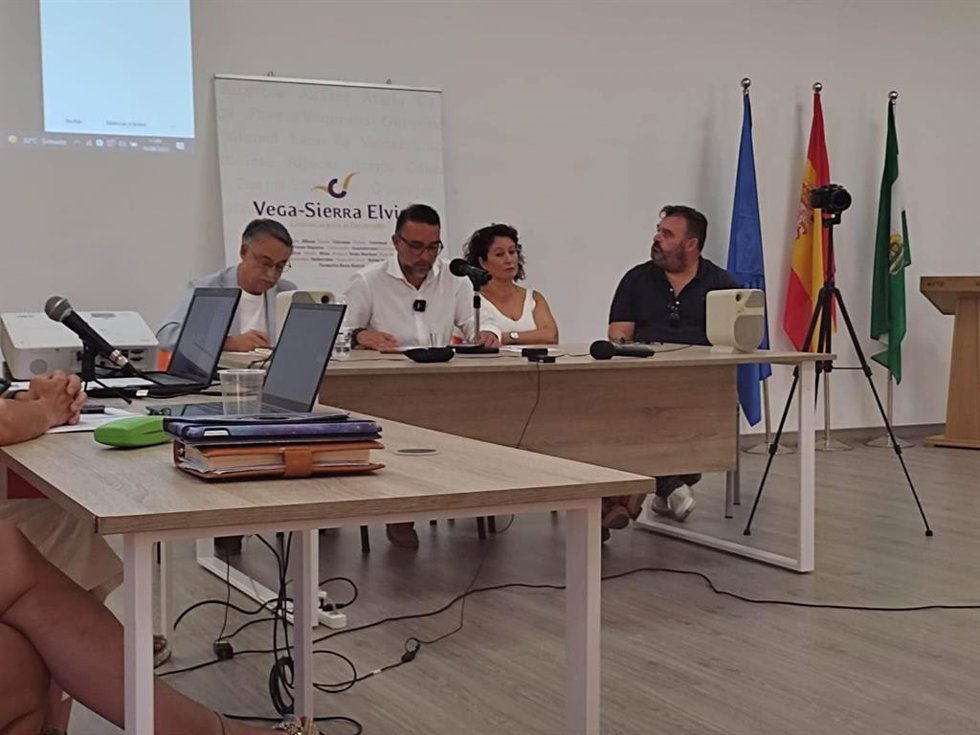 Archivo - Leandro Martín, del PSOE, segundo por la izquierda en la imagen de archivo